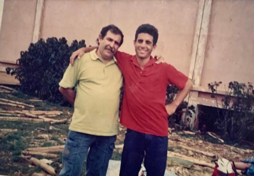 Ian Padrón felicita a su papá, Juan Padrón, en el que sería su 77 cumpleaños