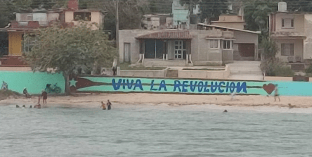 Viva la Revolucióи sustituye al Díaz-Canel Singao en la Playa del Tenis, en Matanzas.