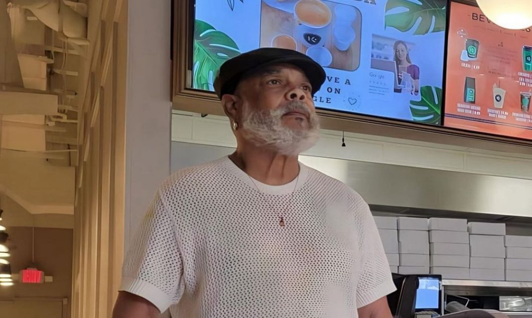 Pancho Céspedes sigue cantando con dos costillas rotas tras fuerte caída en el escenario