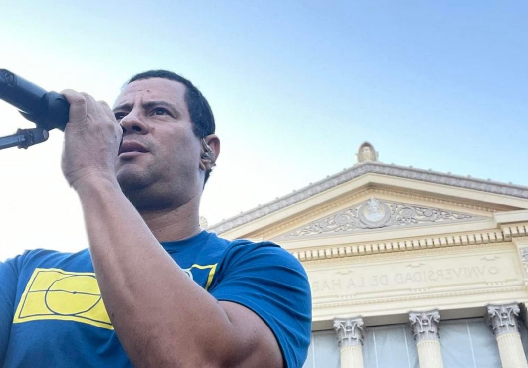 Israel Rojas critica a las ideologías “decadentes” y “alejadas de la realidad” en nueva canción