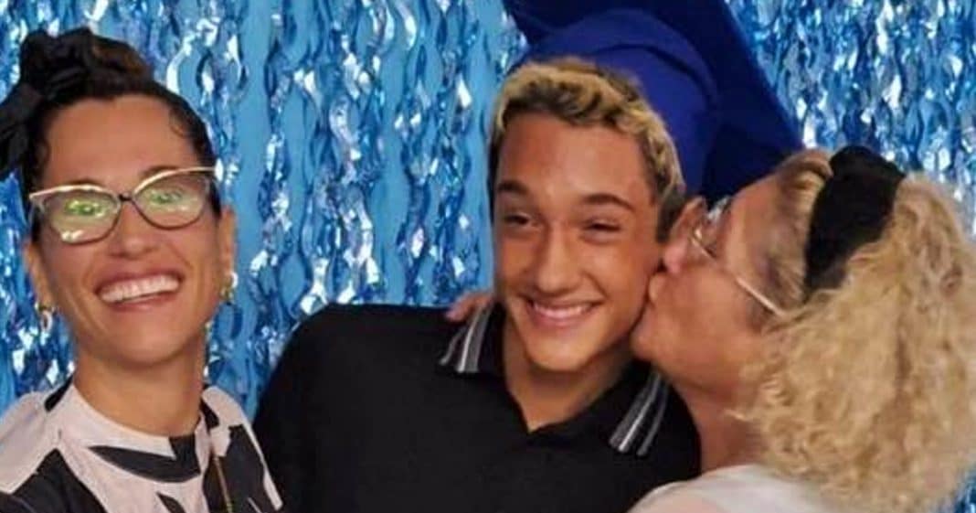 Norma Reina (d) junto a su nieto y su hija