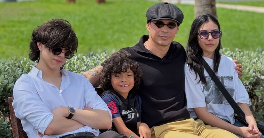 Leoni Torres junto a sus tres hijos