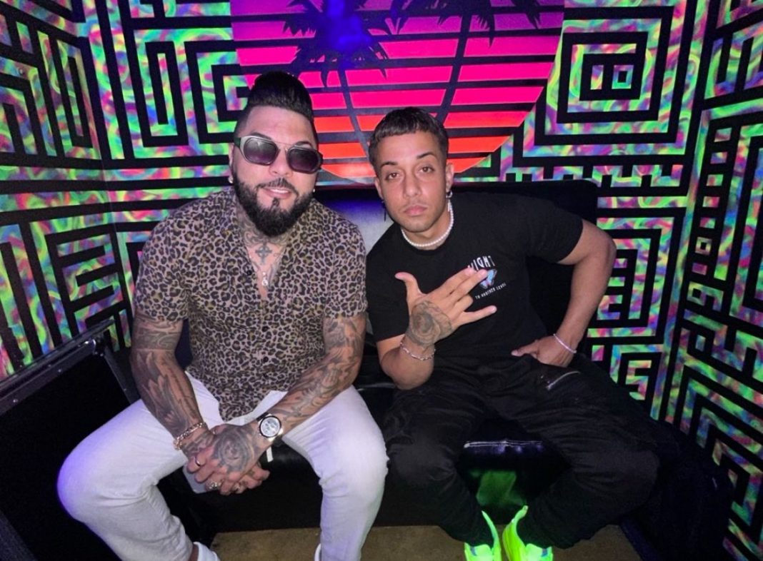 El Chacal sube al escenario al fan que quería grabar con él