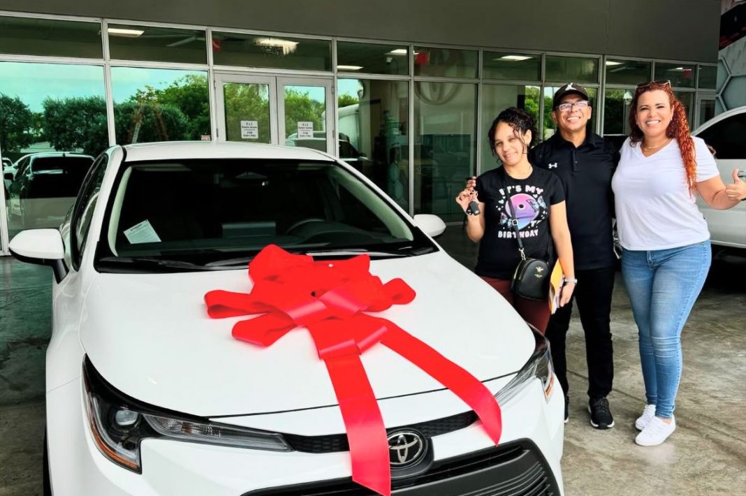 Cuqui la Mora ayuda a su hermano a comprarse su primer carro en Miami