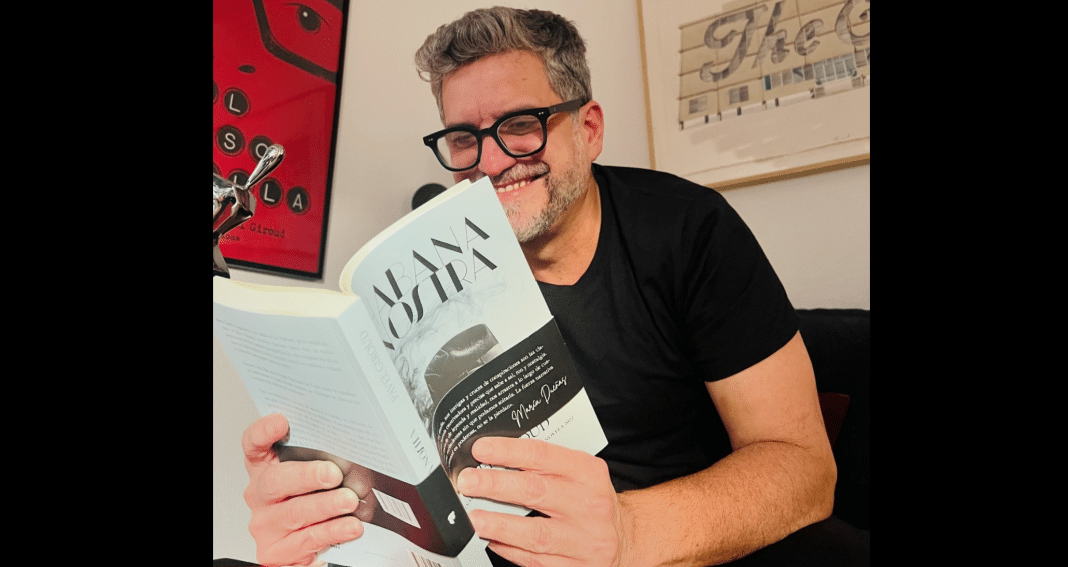 Pavel Giroud leyendo Habana Nostra