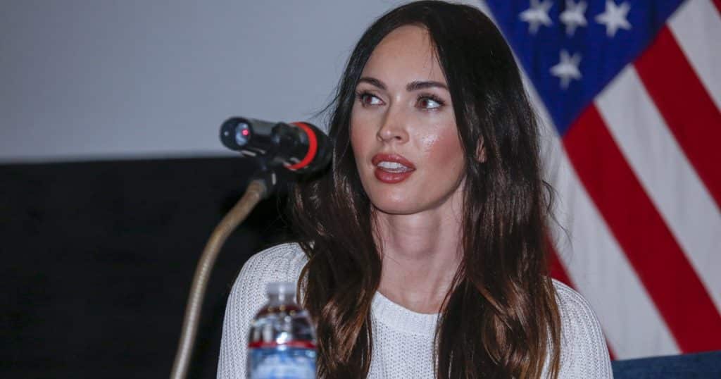 Megan Fox visita tropas estadounidenses en Korea