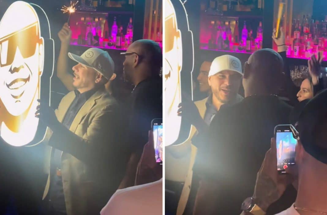 Pitbull visita el restaurante de Alexander Delgado en Miami