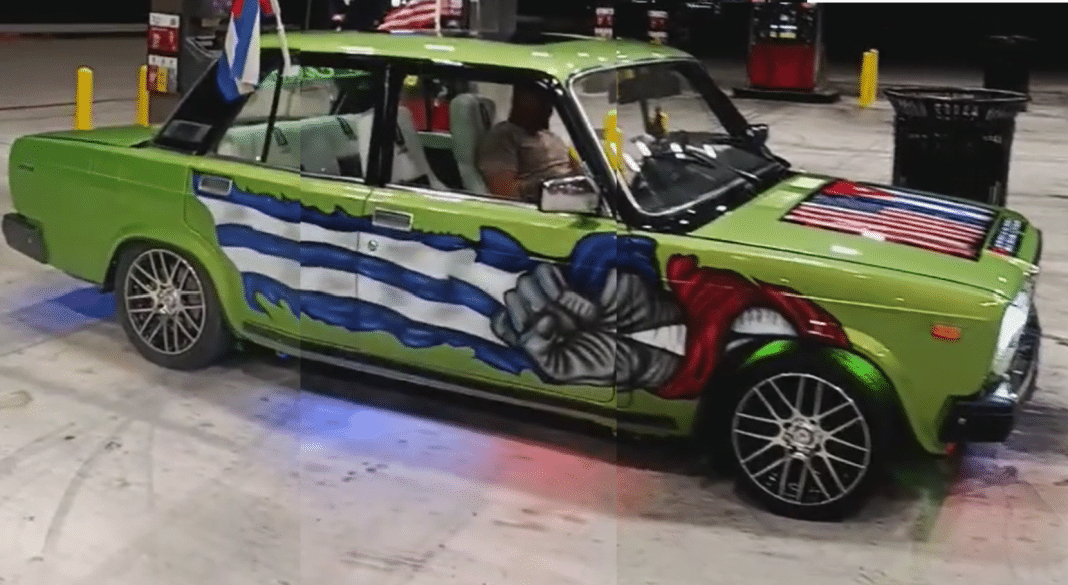 Un cubano exhibe orgulloso su Lada. Yudel El Chino vive en EE.UU.