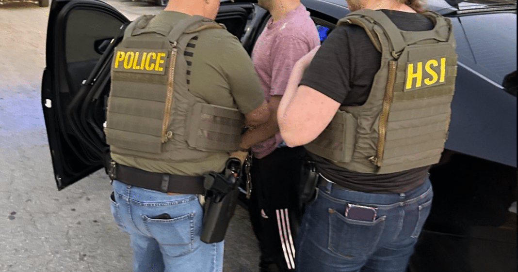 detención de una persona por ICE en Miami
