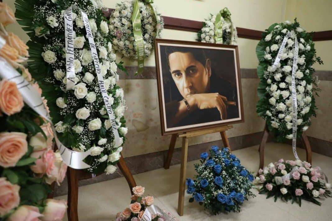 Cubanos dan el último adiós a Paulito FG en Funeraria de Calzada y K