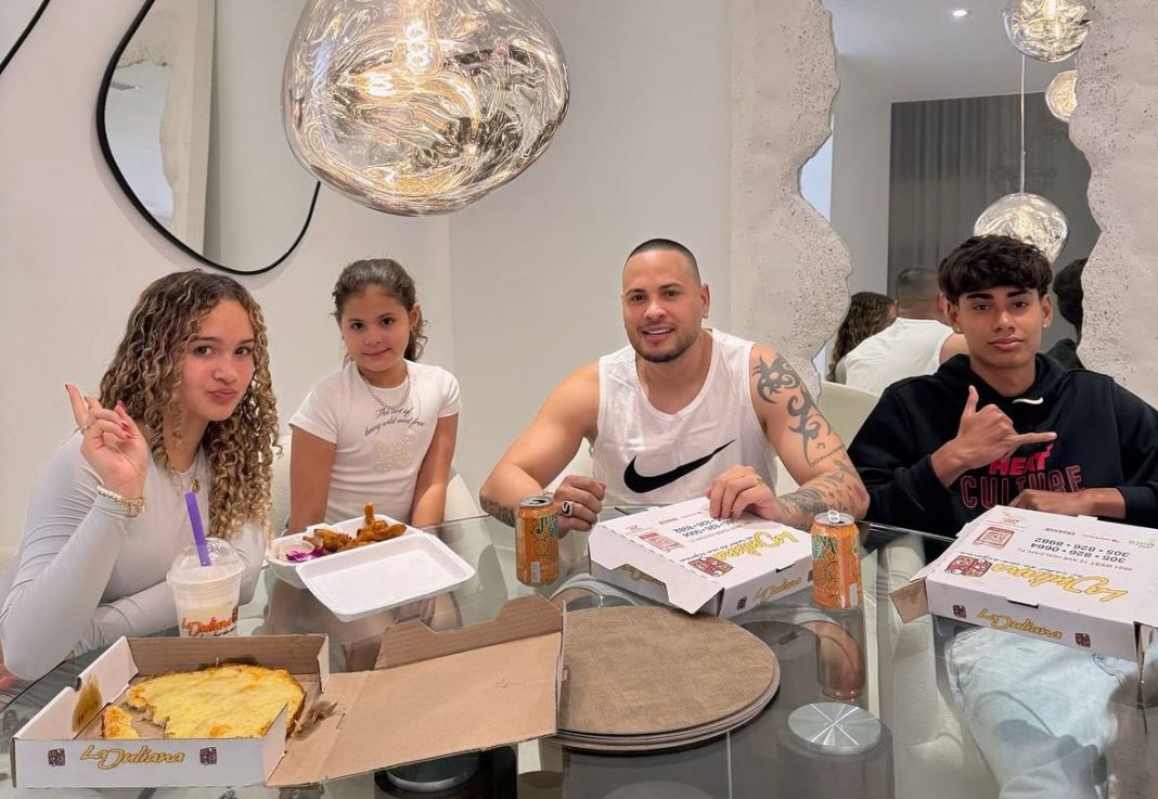 Jacob Forever, el padre más feliz del mundo con sus tres hijos reunidos en Miami