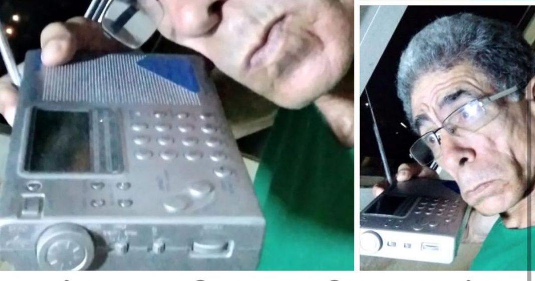 Paquito el de Cuba junto al radio que le dieron por ser colaborador de El Toque y de Radio Nederland.