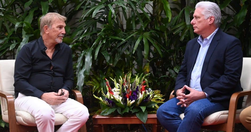Kevin Costner: al saludar a Díaz-Canel, su gesto tomó un significado político