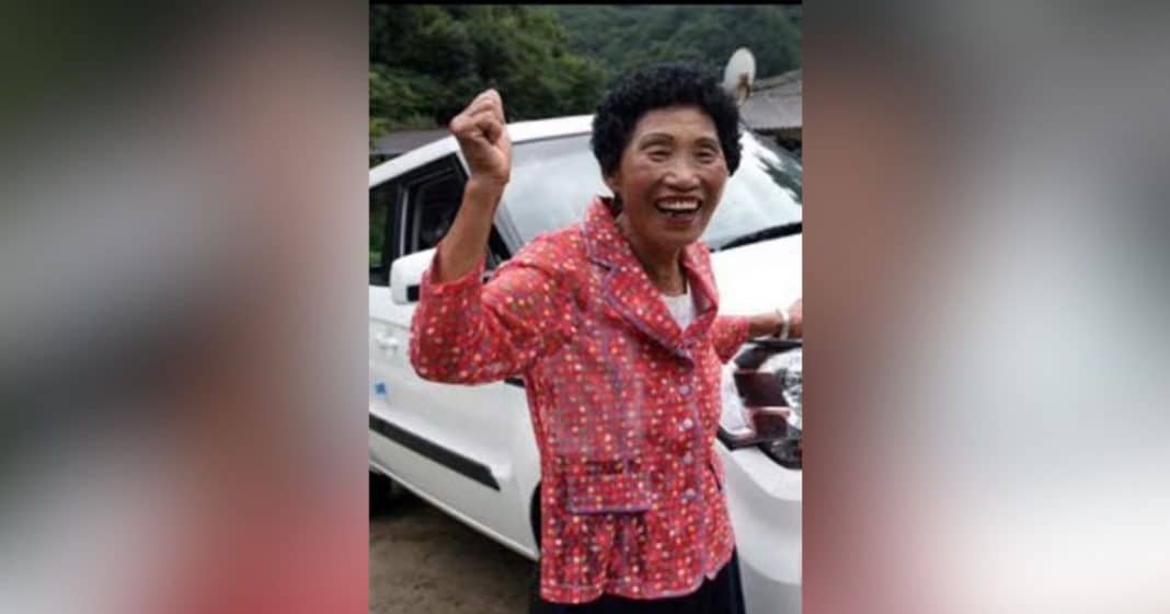 Cha Sa-Soon levanta la mano orgullosa tras aprobar el examen de conducir