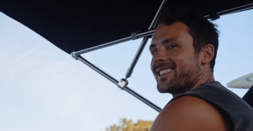 Dylan Efron, rescata a dos mujeres que se ahogaban en Miami Beach.