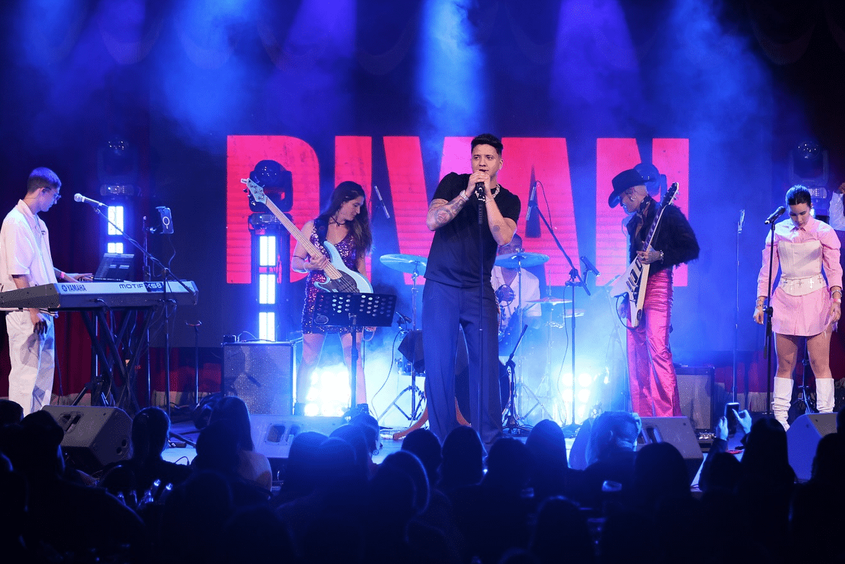 Divan Singer Divan arrasa en su regreso a los escenarios de Miami - Cuballama Noticias