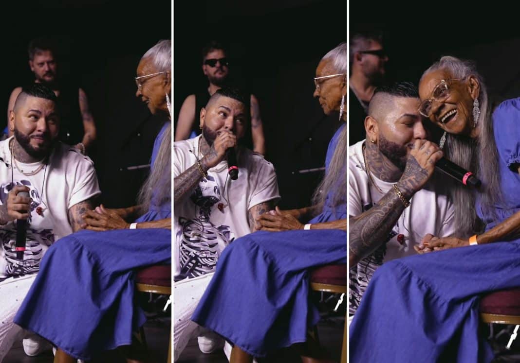 En pleno concierto, El Chacal le canta a su abuela por su 86 cumpleaños