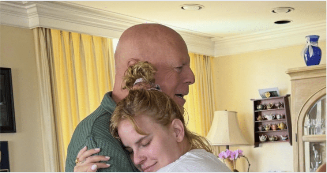 Bruce Willis aparece de pie, en fotos publicadas este domingo