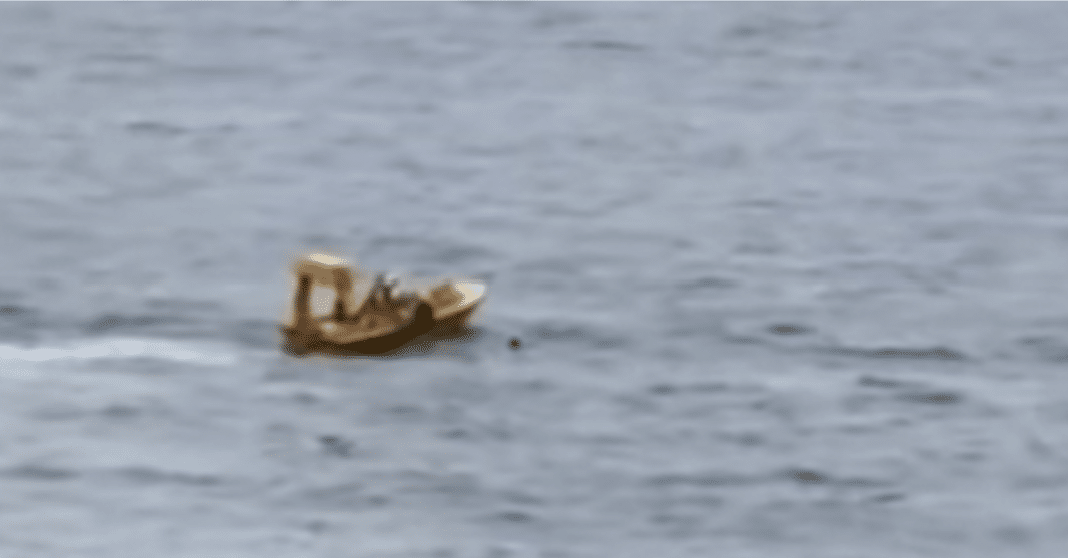 Rescate eln alta mar. Menor y su padre caen desde lo alto de un crucero.