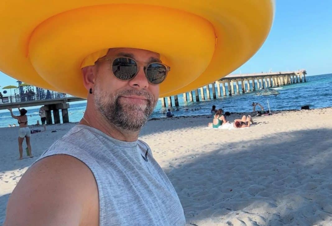 Roban al humorista cubano Javier Berridy en una playa de Miami