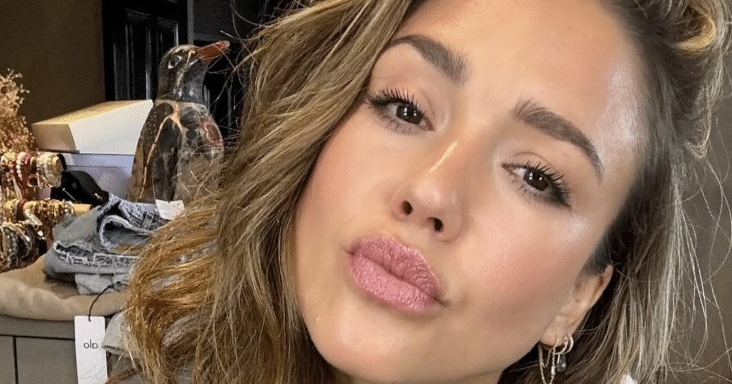 Jessica Alba viaja a Cancún con misterioso acompañante. TMZ descubre quién es.