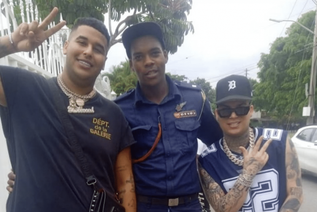 Dany Ome y Kevincito El 13 se toman fotos con la PNR en Cuba