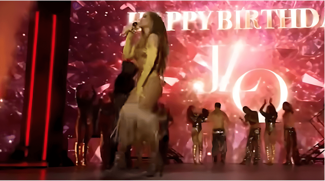 Jennifer López sufre percance en plena actuación en Varsovia.