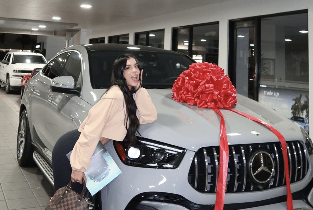 Influencer cubana Samantha Espineira se compra un auto de lujo