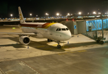 Dejan a su hijo de 10 años solo en el aeropuerto de Barcelona al descubrir que su pasaporte estaba caducado Menor de edad e hijo de una familia, queda en el aeropuerto de El Prat, en Barcelona, España