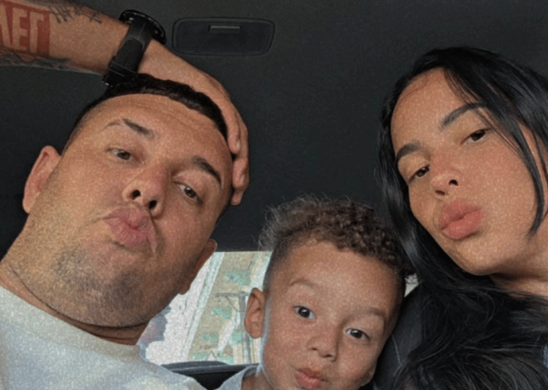 Mawell regresa con la mamá de su hijo y se tatúa su nombre: “Los amo”