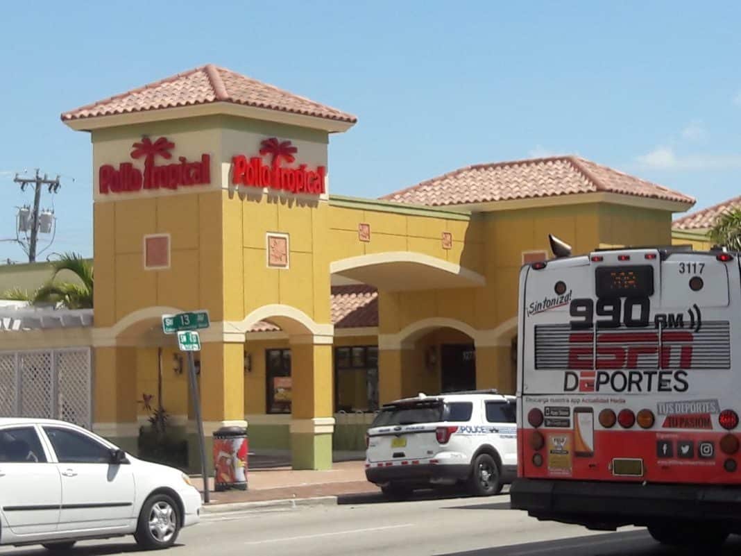 Baile en pollo Tropical