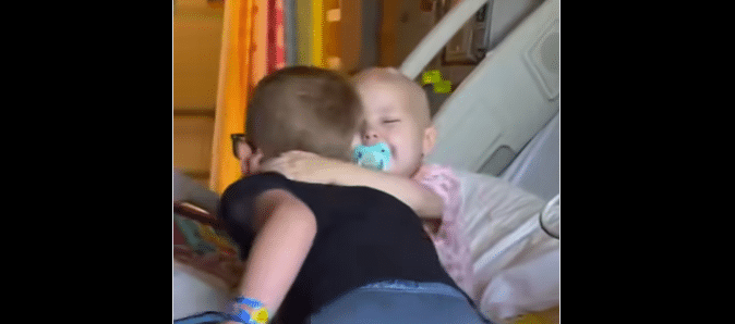 niña con leucemia abraza a su hermanito tras 9 días sin verlo