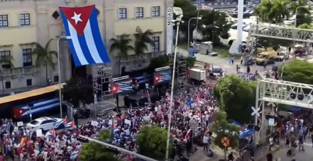Cubranos protestan frente a la Freedom Tower