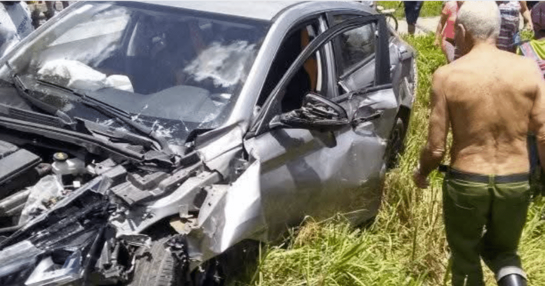 Auto choca contra un tren en San Cristobal, provincia de Artemisa.
