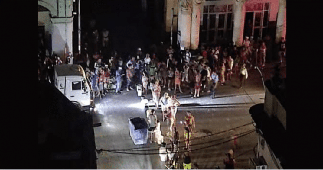 Derrumbe en La Habana termina con los vecinos bloqueando una calle