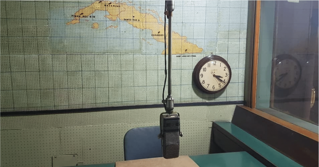 Cabina de audio en Radio Reloj, La Habana. Cuba.