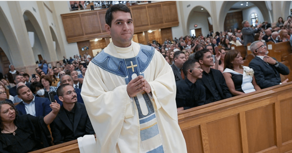 CBP reconsidera decisión y permite entrada a los EE.UU. a un sacerdote con VISA de Trabajo