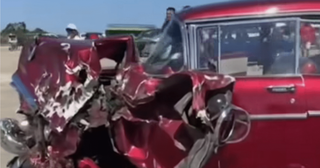 Cadillac Escalade es chocado por un Chevrolet en Cuba durante carrera de autos