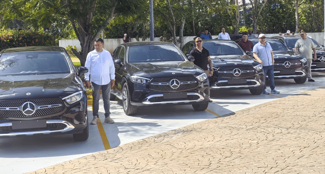 Entregan autos Mercedes Benz a seis productores de tabaco en Cuba