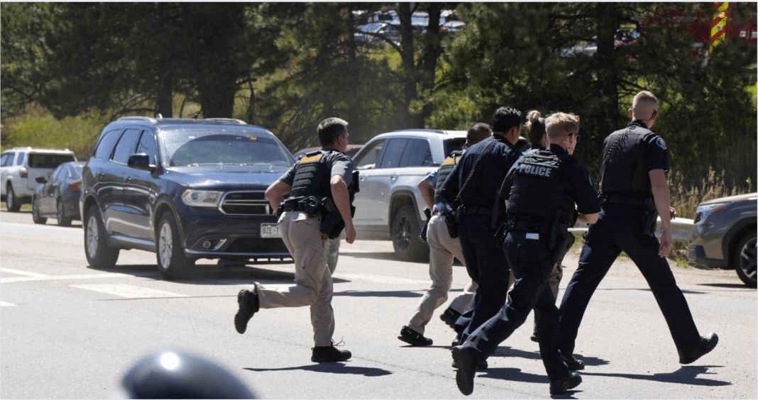 Dos armas de fuego, usadas en dos lugares distintos, por dos personas distintas, causan conmoción en Estados Unidos