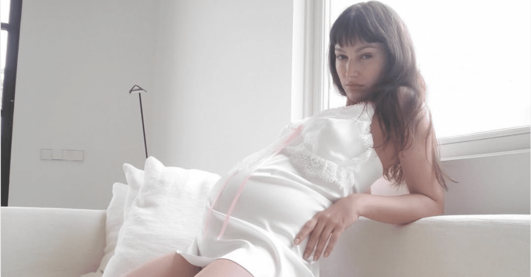 Úrsula Corberó muestra orgullosa su embarazo en las redes y da la primicia con una publicación en Instagram