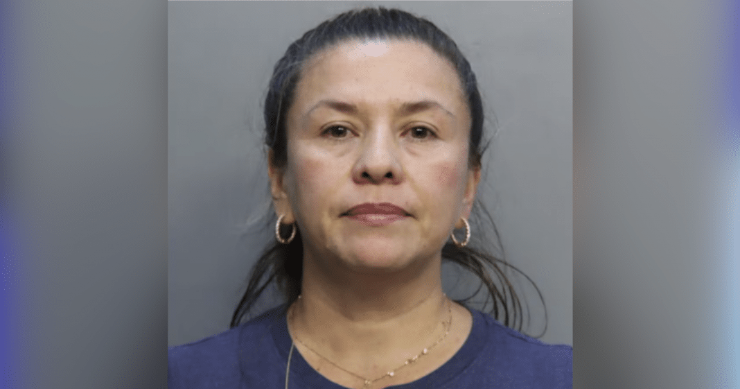 Nubia Milena Torres Cubillos, de 45 años y nacionalidad cubana, fue arrestada en Miami acusada de sustraer múltiples eslabones de oro de una pulsera tipo Cuban link valorada en $104,500.