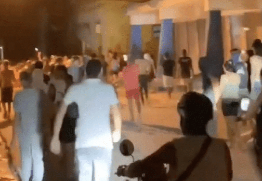 Cubanos salen a la calle en Gibara tras apagón de más de 24 horas