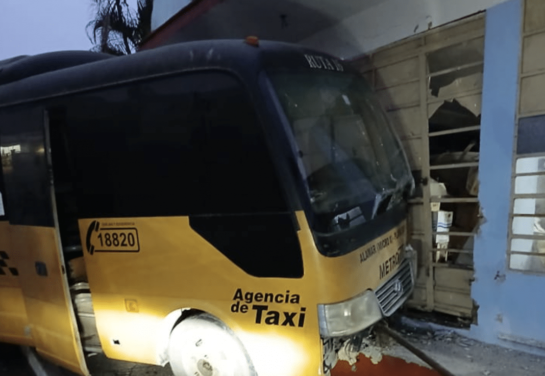 Microbús se accidenta y termina impactado contra un edificio en La Habana