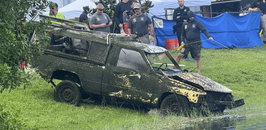 Es hallado un vehículo que estuvo hundido durante 40 años en un estante de la Florida.