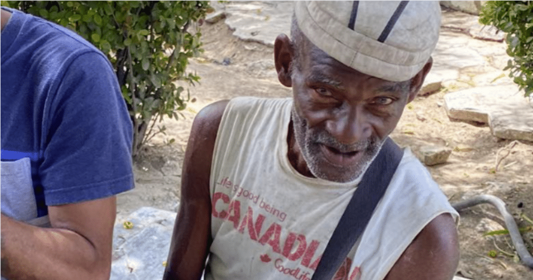 Activista humanitario en Stgo de Cuba encuentra en la calle, alimentándose de la basura, a un antiguo utilero de orquestas de música en la provincia
