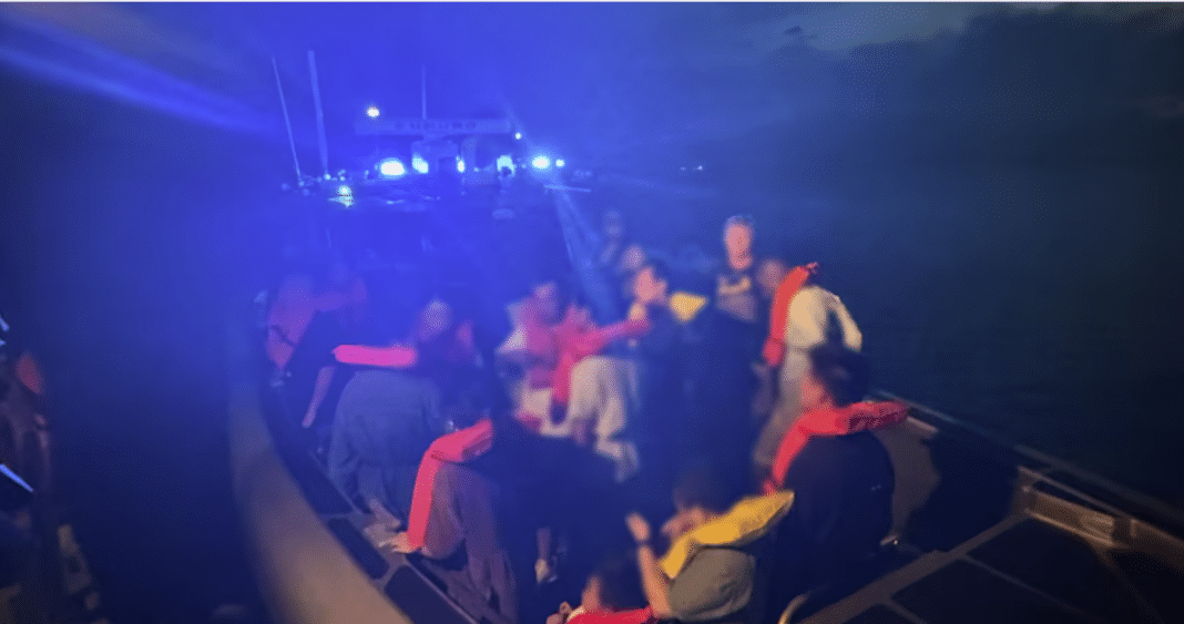 Guardia Costera intercepta embarcación con 26 migrantes a bordo procedente de Bahamas