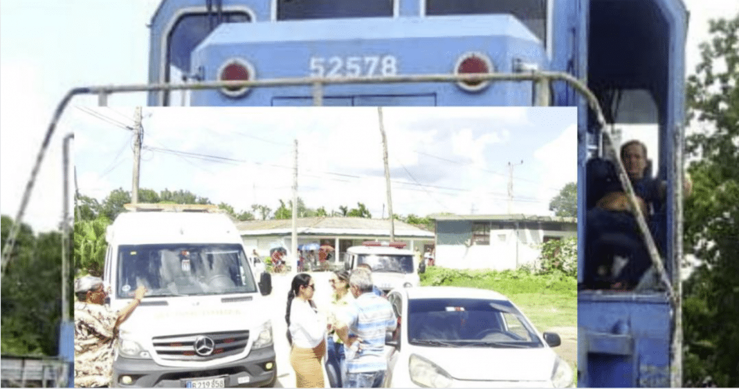 El tren Bayamo La Habana detenido en Jicotea, Villa Clara.