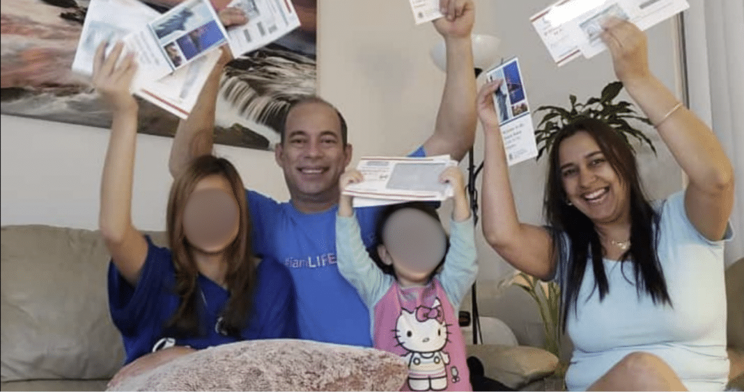 Familia cubana celebra su aprobación de residencia