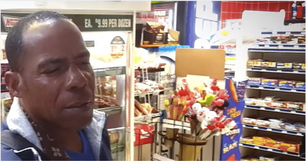 Rikimbili, el humorista cubano, habla inglés en una gasolinera de Las Vegas.